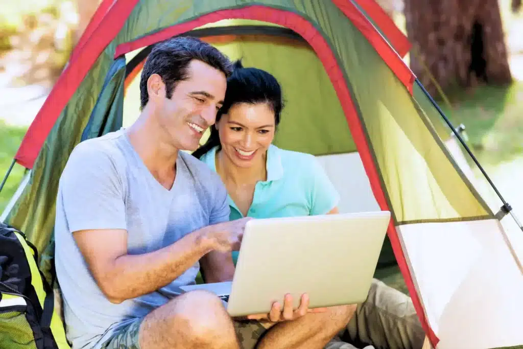 couple regardant un ordinateur scaled