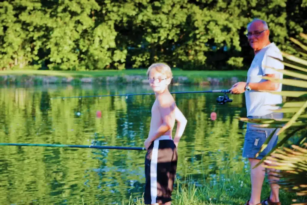 enfant qui peche scaled