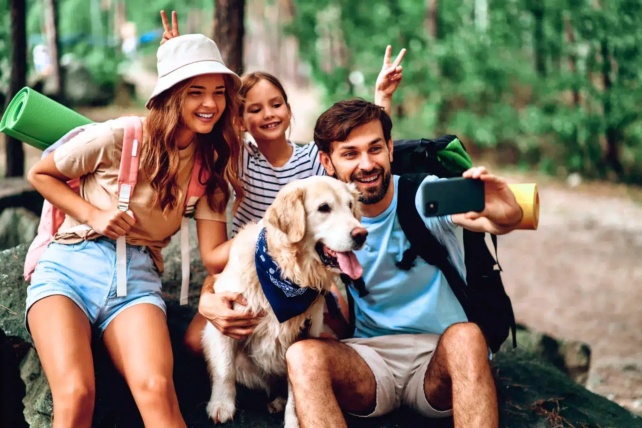famille faisant une photo avec un chien scaled