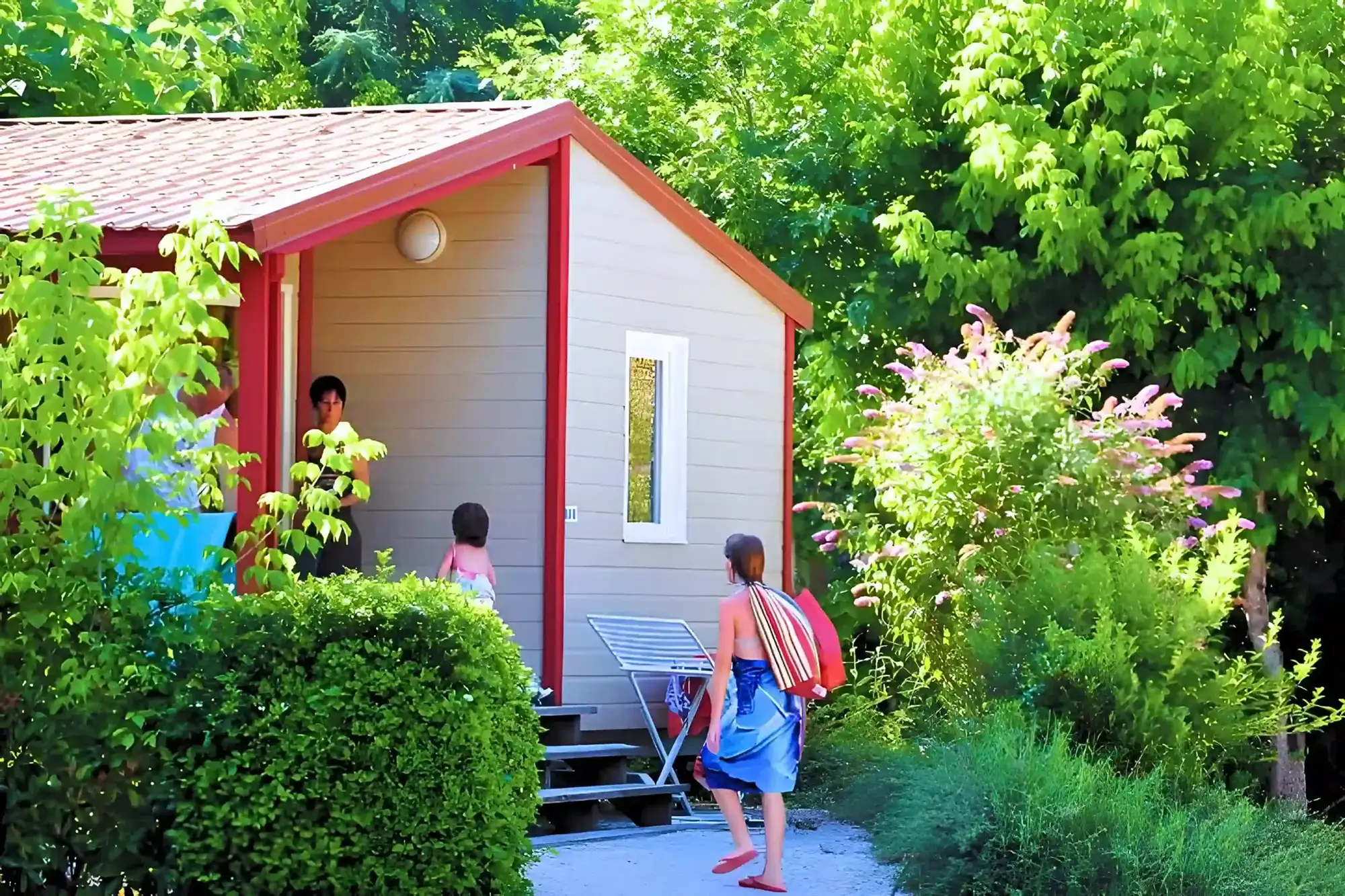 mobil home rouge arbres