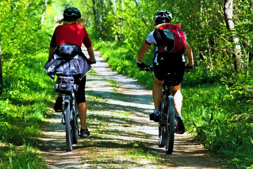 personnes faisant du vtt