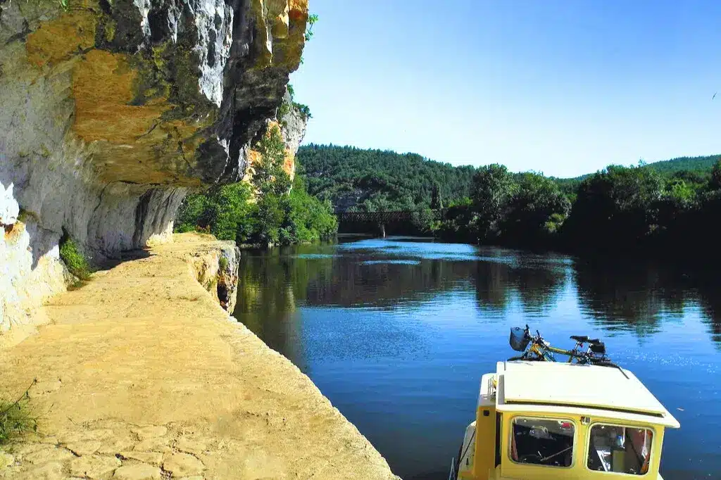 riviere et bateau et falaise 1